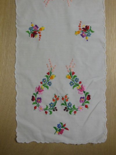 画像1: ハンガリーカロチャ刺繍・テーブルクロス(c)民芸品 