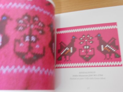 画像2: 東欧 エストニアの鳥図案・刺繍・編物/ミトン・クロスステッチ