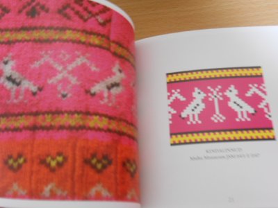 画像1: 東欧 エストニアの鳥図案・刺繍・編物/ミトン・クロスステッチ