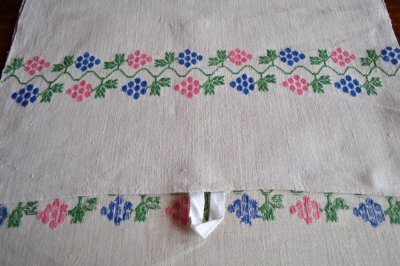 画像1: ハンガリアン・リネン・クロス/ハンガリー製 刺繍・葡萄2・アンティーク調