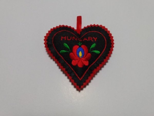 画像1: ハンガリーマチョーブラックハート形 刺繍入り針刺し  (1)