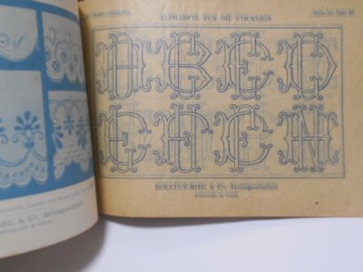 画像1: 白糸の為のアルファベット モノグラム古い刺繍 図案本(DMCWeiss）